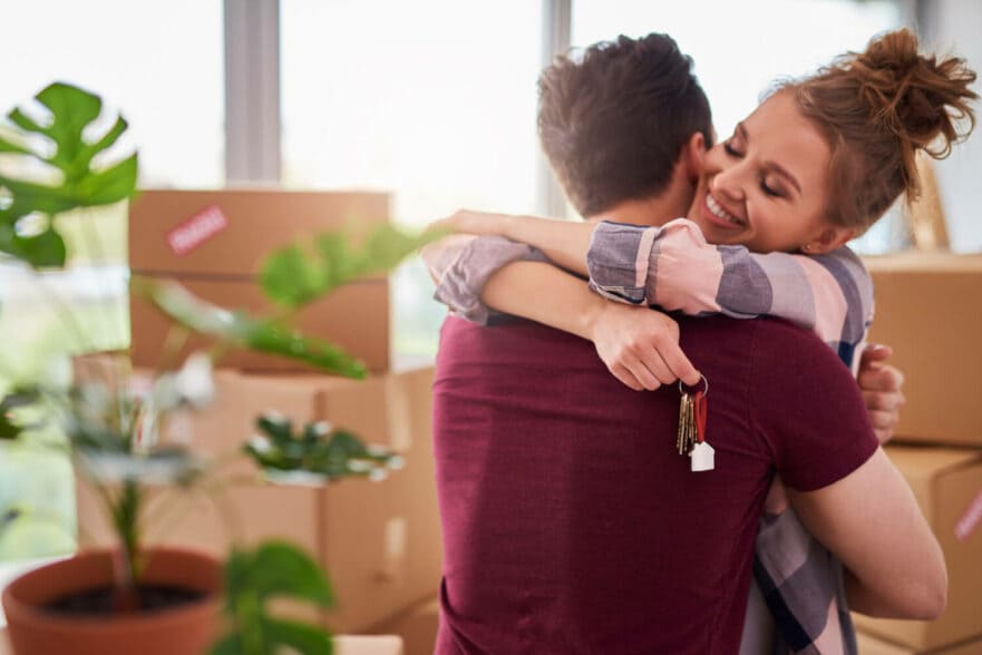 Pareja eligiendo apartamento en las mejores zonas para invertir en Bogotá.
