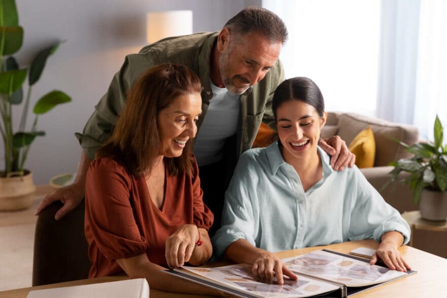 Familia eligiendo entre la renta tradicional o vacacional